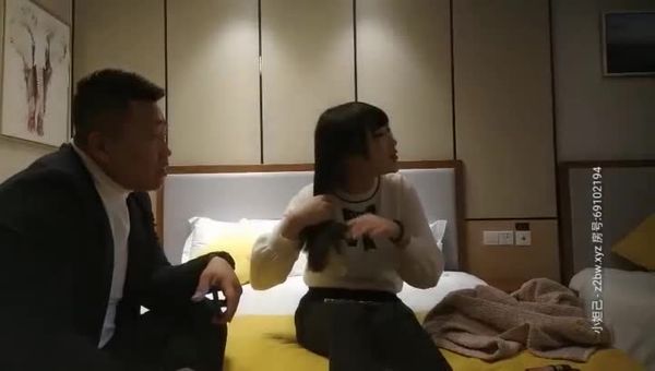 大鸡巴探花 中年大叔偷拍00后嫩妹子，漂亮温柔身材棒，疯狂换姿势舔穴力求完美视觉体验，激情啪啪