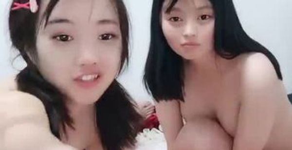 【大秀直播】童颜巨乳两个00后嫩妹刮毛震动棒互玩炮友大叔双飞啪啪，一起掰穴特写坐在身上舔奶骑脸舔逼上位抽插猛操