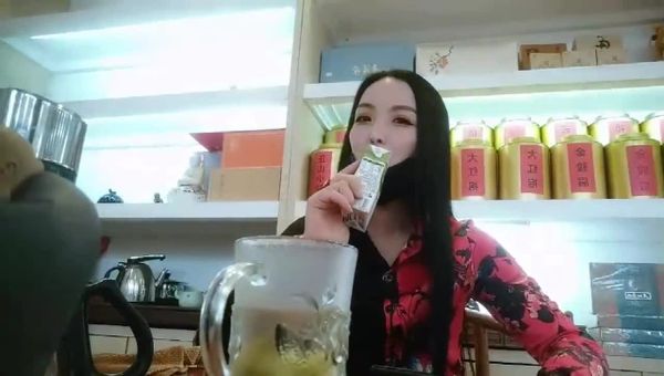 【极品探花-胖哥】约草良家全程实录商超工作的服务员，颜值不错去找她激情啪啪，跑到楼道里直接后入爆草抽插，都没爽够