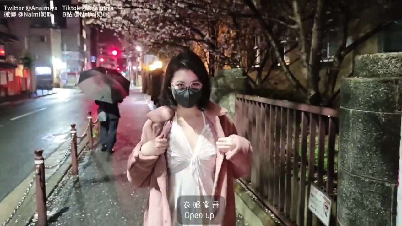 房东的玩物 2：樱花下的露出任务『奶咪』剧情系列，劲爆完美身材波涛胸涌 超嫩小穴 顶宫灌精