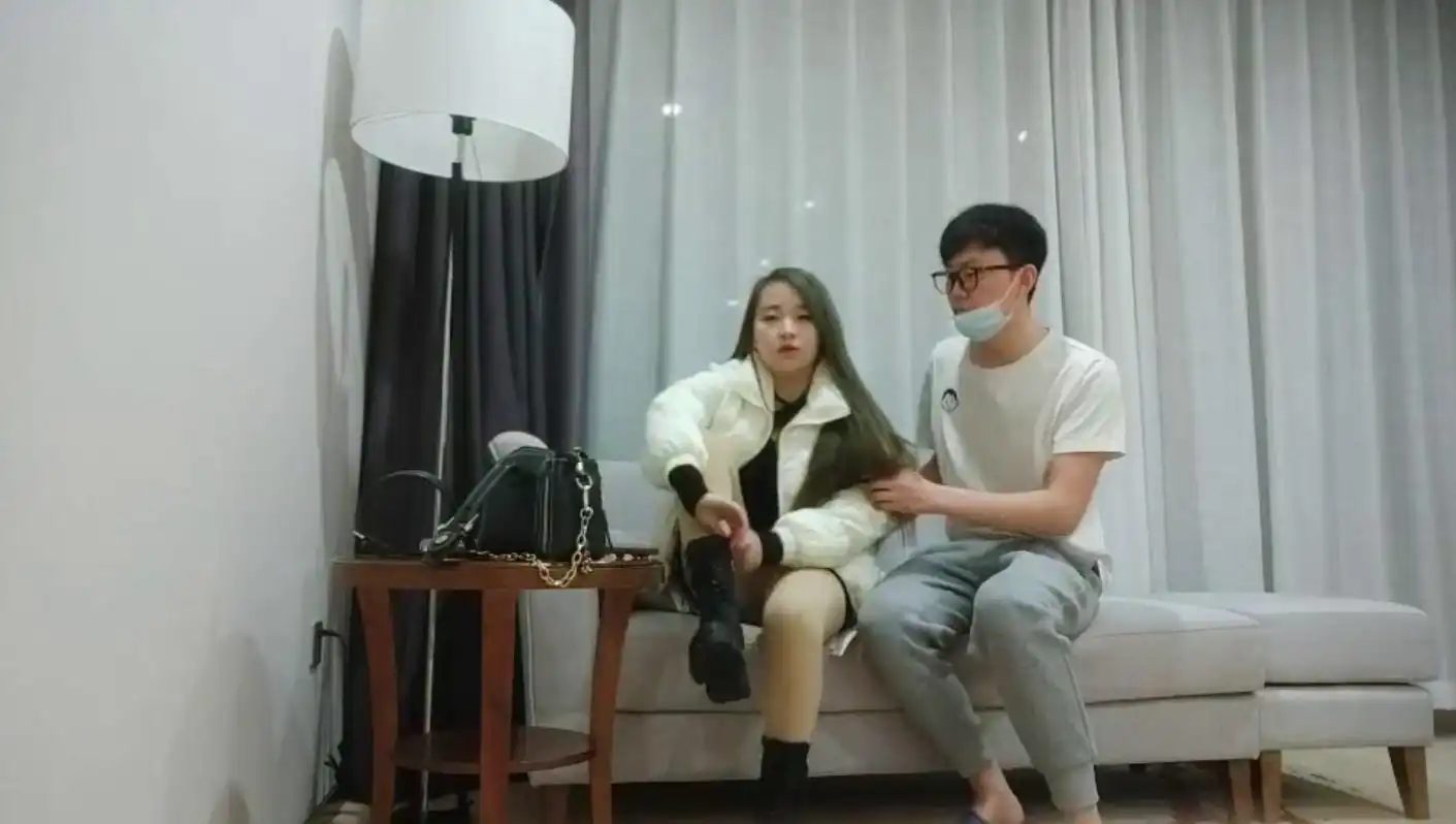 【极品探花】长发及腰外围女技师，自带透视装黑丝，舔菊69姿势口交，口活太棒小哥受不了抽插爆插