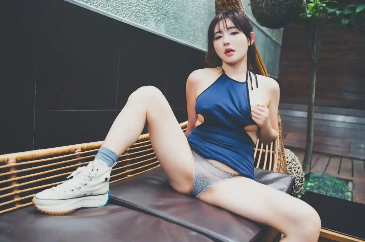 摄影师哥哥说拍摄辛苦了 要帮我用按摩枪 从小腿到大腿内侧直接按到敏感深处 黑亚当 费爵娜
