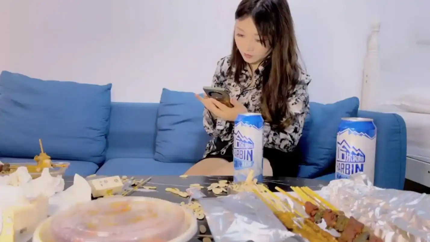 【瘦子探花】专攻良家小骚货，肉感身材大奶子，喝酒调情扒掉衣服，转战床上一顿输出