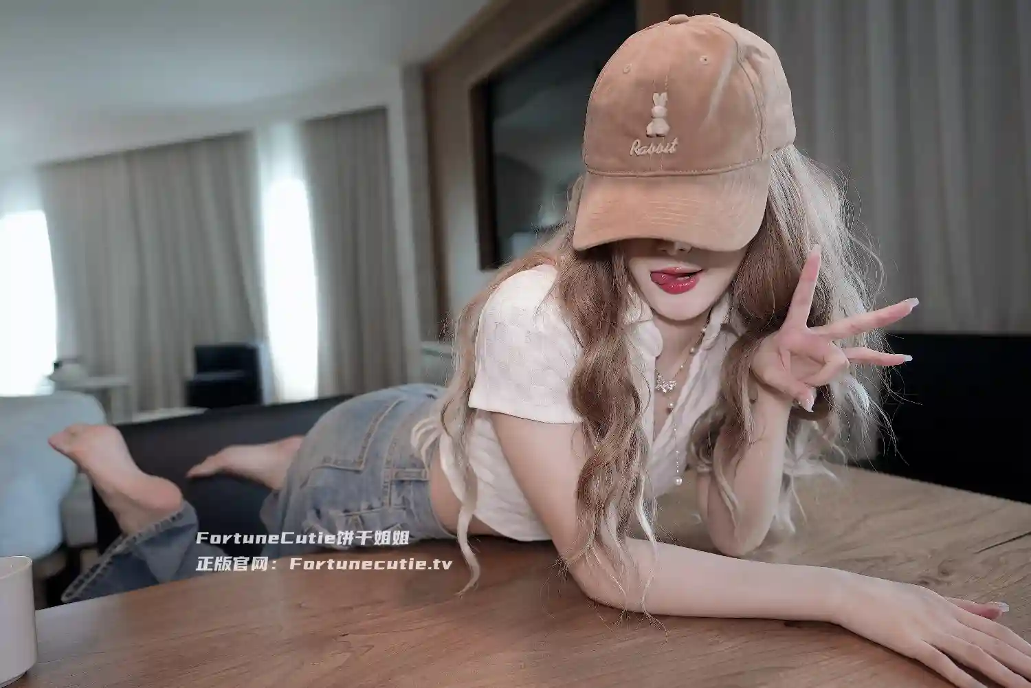 OOTD 不高潮不放你走! 棒棒的任务是灌满小穴👅憋住, 我可要骑上来咯！饼干姐姐