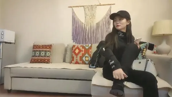 【一屌探花】长腿御姐 荡妇真会玩，抠穴调情互摸，激情四射撸管