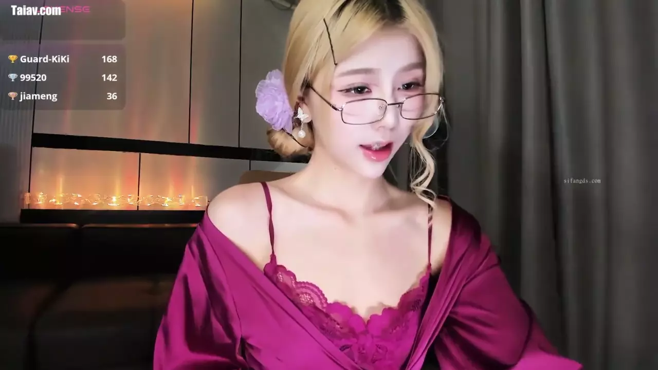 顶级炸裂 超美女神Kiki_2025 最近一周大尺度精华露穴合集