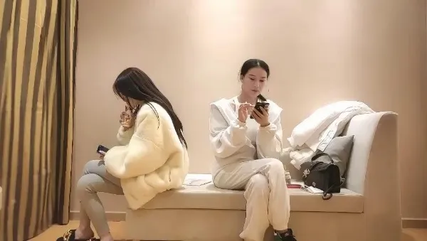 【一屌探花】双飞俩性感美女 淫荡姐妹花，模样美人浪，黑丝情趣装激情啪啪