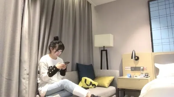【小宝探花】高素质大圈外围妹，长相甜美坐在身上舌吻调情，抽插猛操上位骑乘后入撞击。