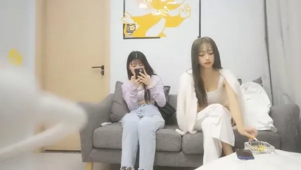 【小陈头星选】约了两个萌妹子双飞激情啪啪，翘起屁股摸逼一起口交舔弄站立后入猛操。