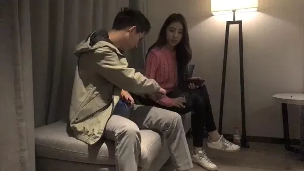 【文轩探花】高个超模 粉嫩美乳，沙发近景抠穴激情啪啪。