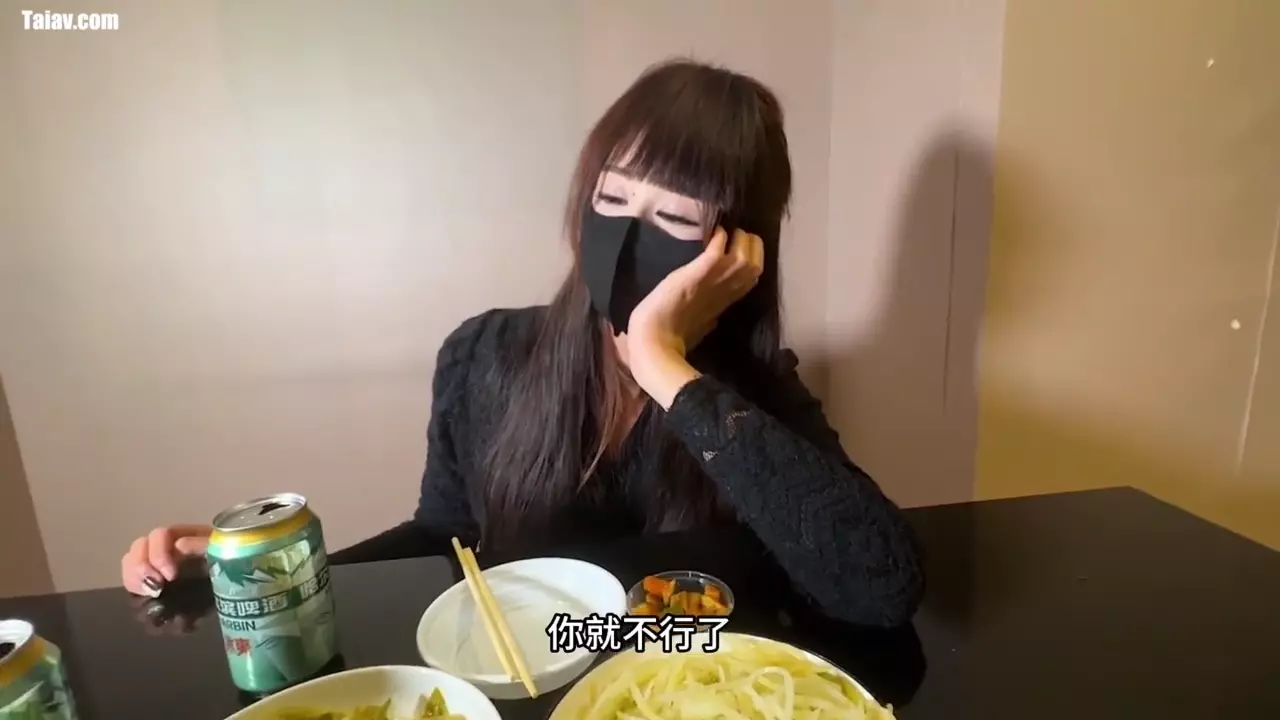 趁着大哥出差灌醉嫂子偷家，在反抗中嗔吟异常真实唔唔不要疼强硬输出抽插最终内射都不像演的