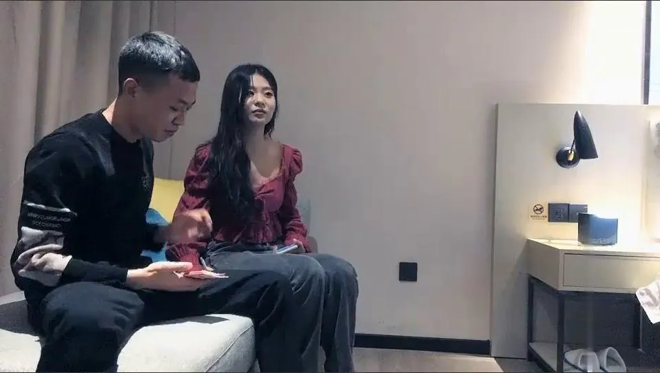 杏吧9总 甜美性感红裙妹子近距离拍摄摸逼口交大力抽插猛操