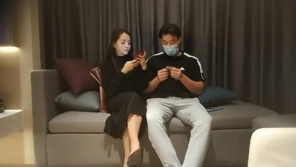 【肌肉佬探花】陌陌上约的骚女 女仆装沙发震 激情性爱啪啪。