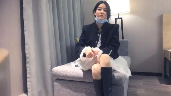 【老黄探花】丰满大屁股小姐姐 沙发上各种姿势草到她嗨叫。