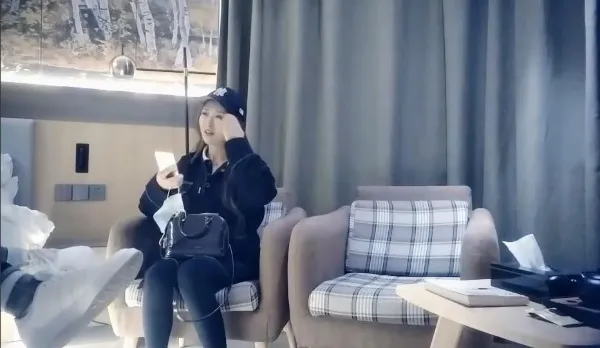 【七天高端外围】大长腿模特妹子，口交摸逼坐骑自己动后入抽插猛操。