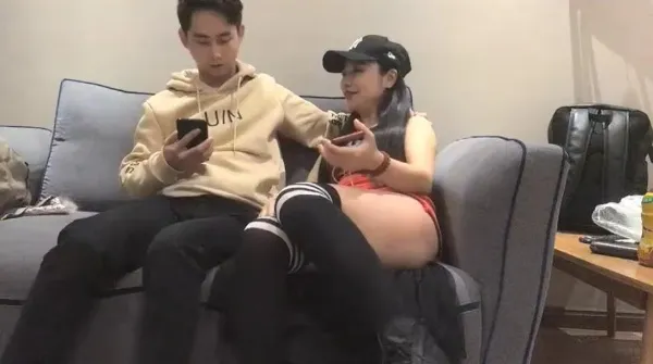 【文轩探花】不穿内裤的骚御姐 性格活泼在床上深喉口交给她干高潮。