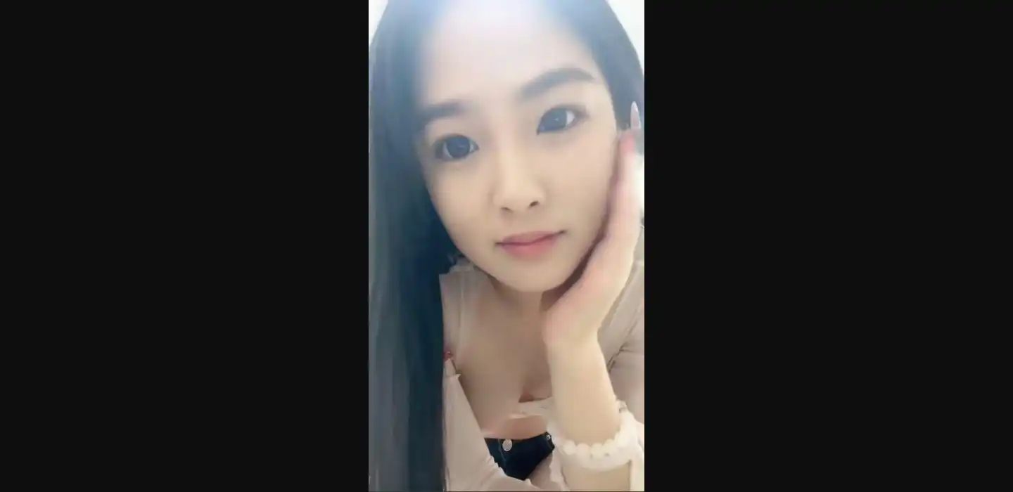 清纯美女【极品小鲍鱼】调教蜜臀扇红了 超过瘾黑丝足交 操逼 狂射一身（1）