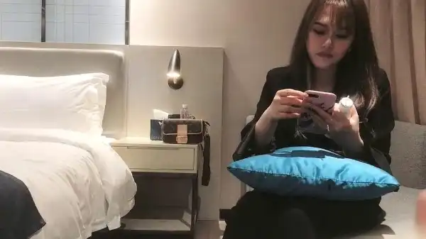 【太子探花】会唱歌的小主播 沙发上舌吻摸奶调情，洗完澡开操抬腿侧入，翘起屁股后入猛烈撞击