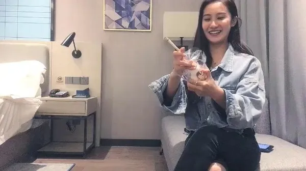 【太子探花】极品播音员 沙发上翘起屁股后入撞击，抬起双腿猛操