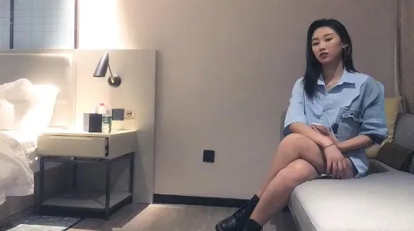 【太子探花】叫床很好听的小姐姐 坚挺美乳，沙发后入，高潮迭起