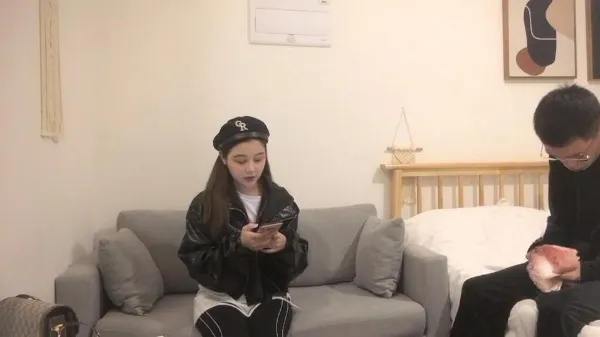 【小北探花】性感黑丝网红外围妹子，沙发上摸奶调情舔逼上位骑坐猛操