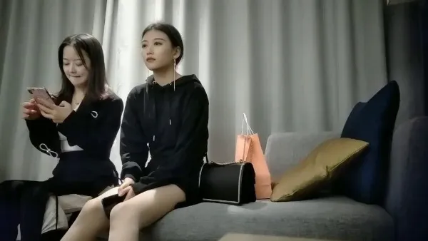 【七天高端外围】高素质甜美大奶妹子，舔屌交上位骑坐抬屁股抽插，扶着腰后入抽插猛操