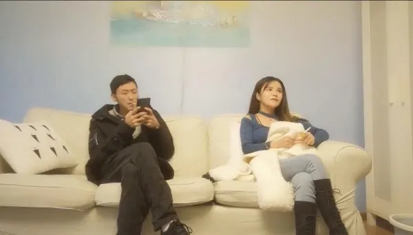 【小陈头星选】父子3P大秀 尽情揉捏大奶子，两根JB轮流舔太骚了，扛起腿爆操前后夹击