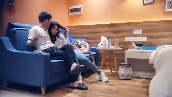 【七天高端外围】1米72长腿美模 健谈乖巧人又骚，一双美腿，圆润翘臀狂抠，激情爆操一番刺激！