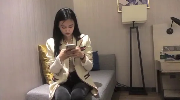 【太子探花】20岁兼职学生妹，沙发调情啪啪，粉嘟嘟胴体干起来格外过瘾，水声呻吟声销魂诱人