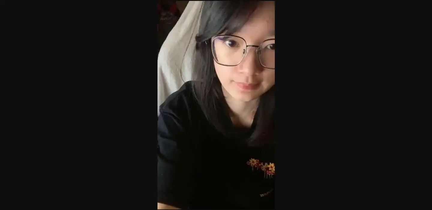 清纯尤物长发眼镜学生妹外表甜美乖巧开档超嫩黑丝全裸与男友视频电话，见面后掰开馒头肥逼迫不及待想被男友操 - 樱岛杨