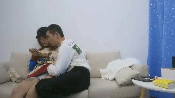 【小陈头星选】温顺的兼职妹子 吸奶揉搓骚穴，镜头前深喉插嘴，张开双腿深插