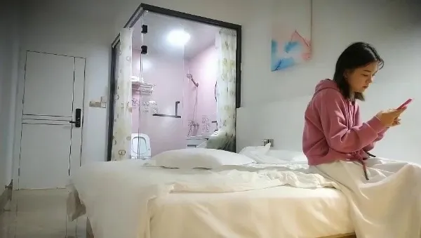 【鸭总侦探】粉红上衣小妹 在床上掰穴揉搓深喉交后骑乘猛操看妹子表情有点吃不消