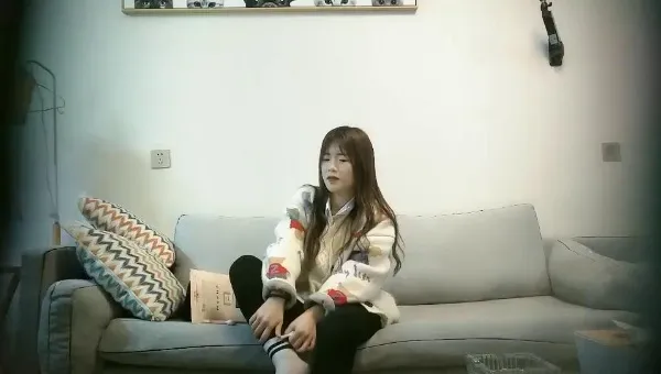 【七天高端外围】苗条身材小妹 沉迷吃鸡岔开双腿随便舔，苗条可人娇嫩胴体干起真是爽