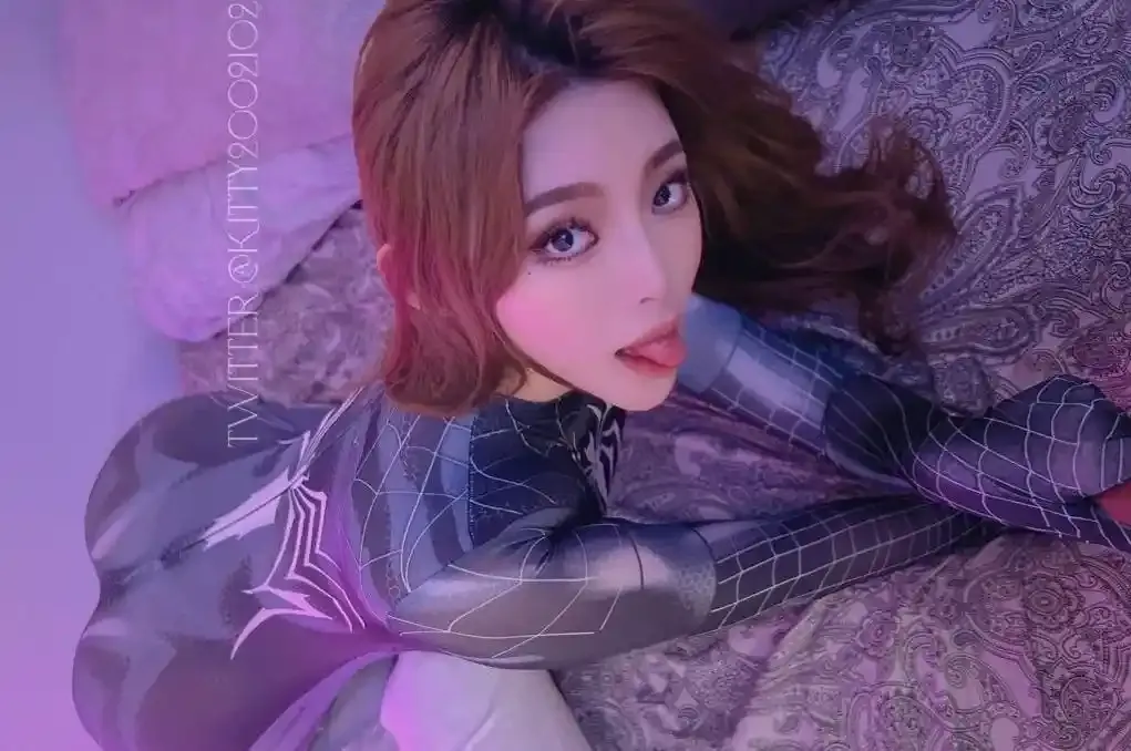 台北超颜女神『凯蒂』kitty2002102 蜘蛛女紧身衣剃毛做爱好有氛围好敏感